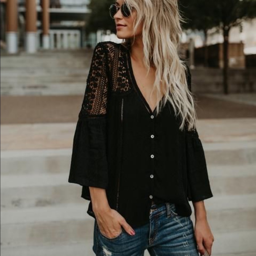 VICI Du Jour Crochet Blouse